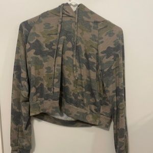L Camo crop top with hood